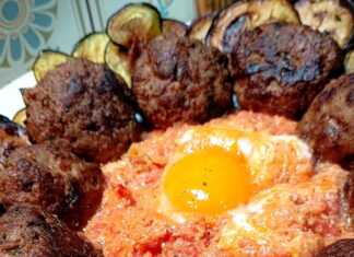 Κεφτέδες με στραπατσάδα και τηγανιτά λαχανικά