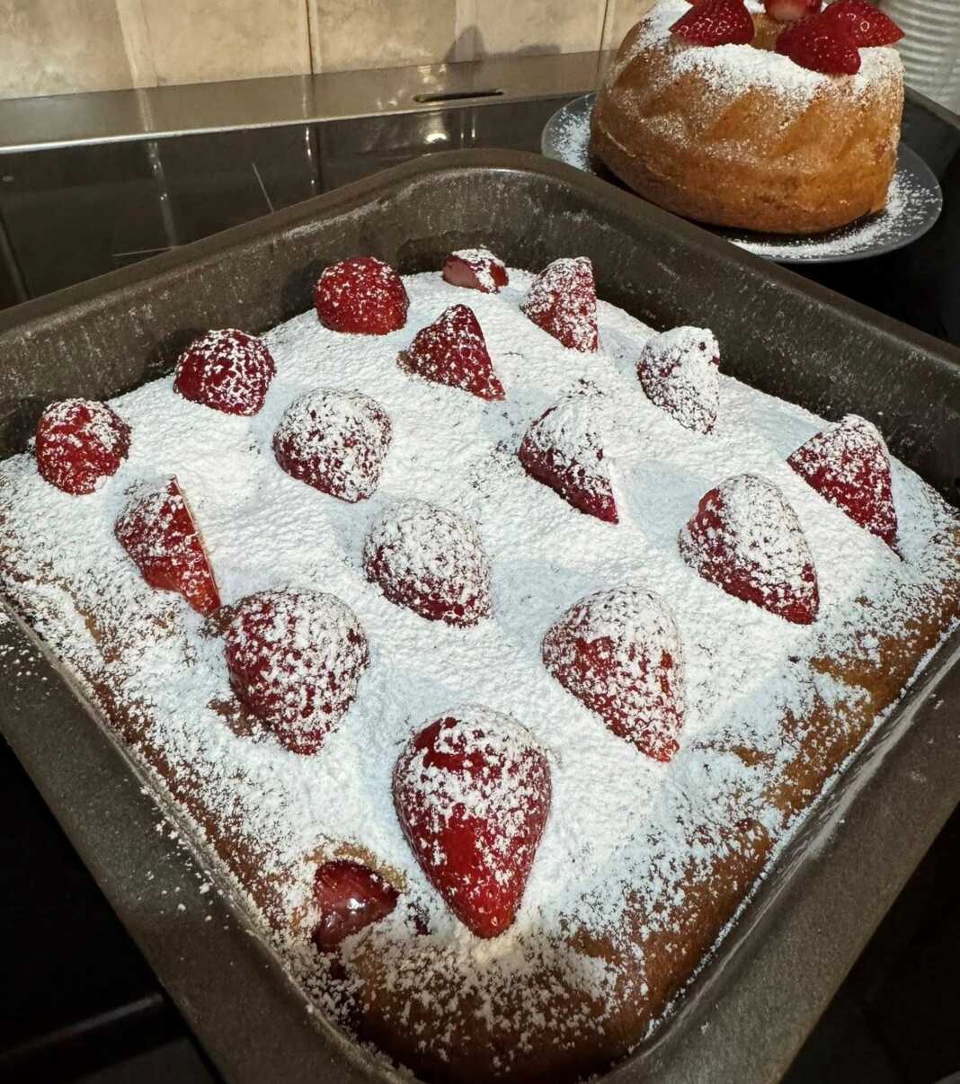 Κέικ με φράουλες και γιαούρτι