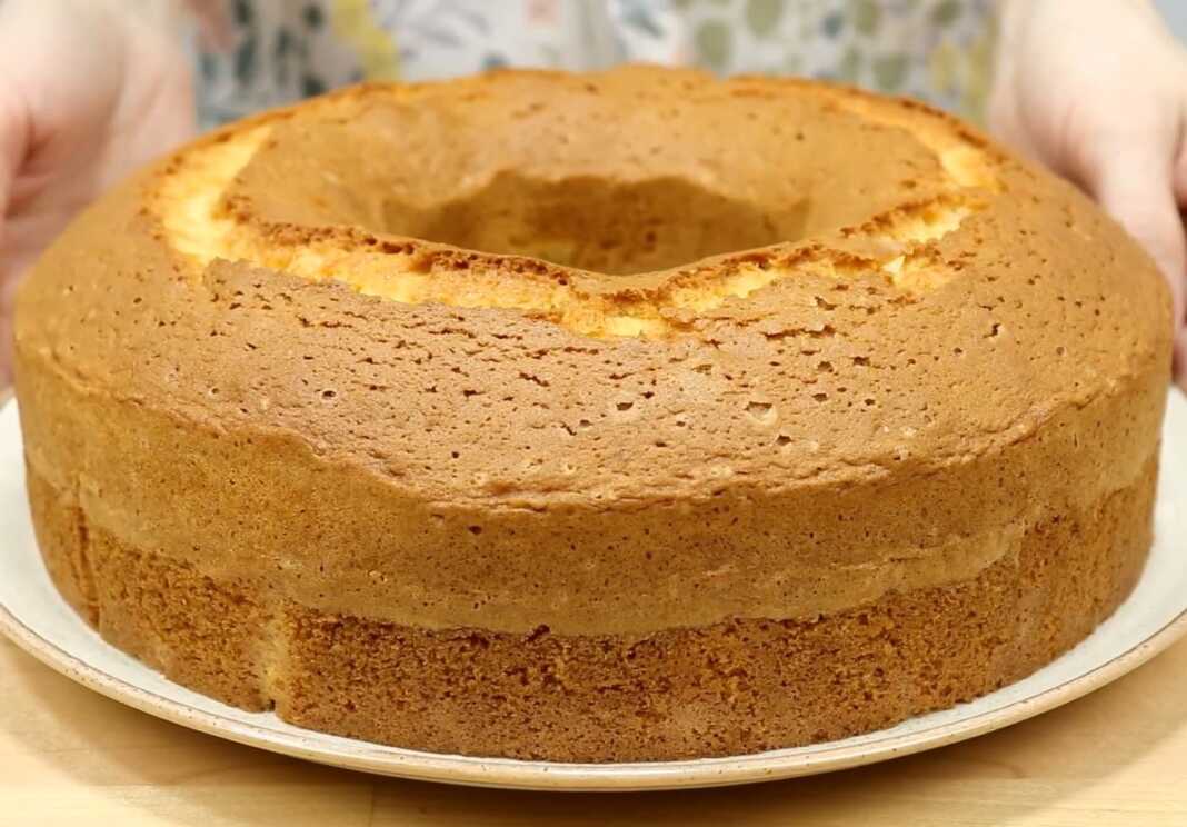 Ένα αφράτο κέικ λεμονιού και πορτοκαλιού σε μια πιατέλα.