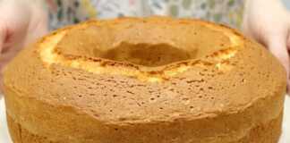 Ένα αφράτο κέικ λεμονιού και πορτοκαλιού σε μια πιατέλα.