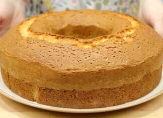 Ένα αφράτο κέικ λεμονιού και πορτοκαλιού σε μια πιατέλα.