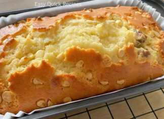 Δίχρωμο κέικ σοκολάτας και καφέ σε μακρόστενη φόρμα, πασπαλισμένο με κομματάκια σοκολάτας.