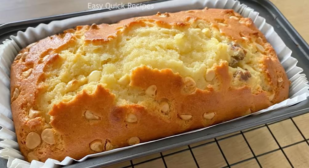 keikse5lepta Δίχρωμο κέικ σοκολάτας και καφέ σε μακρόστενη φόρμα, πασπαλισμένο με κομματάκια σοκολάτας.