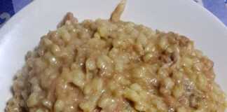 Πιάτο με Κυπριακό Ρεσσί, μια πηχτή σούπα από κρέας και σιτάρι, σερβιρισμένη ζεστή.