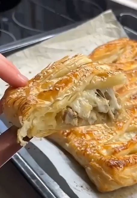 kotopita manitaria Κοτόπιτα με σφολιάτα και μανιτάρια