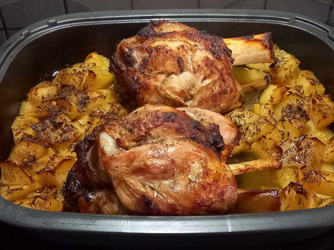 Κότσι χοιρινό στη γάστρα