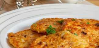 Ένα πιάτο με χρυσαφένιες κρεμμυδένιες τηγανίτες.