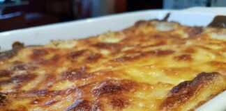 Πυρέξ με μακαρόνια φούρνου καλυμμένα με χρυσαφένια κρούστα τυριού και κομμάτια ζαμπόν.