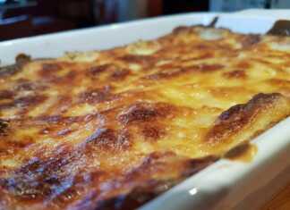 Πυρέξ με μακαρόνια φούρνου καλυμμένα με χρυσαφένια κρούστα τυριού και κομμάτια ζαμπόν.