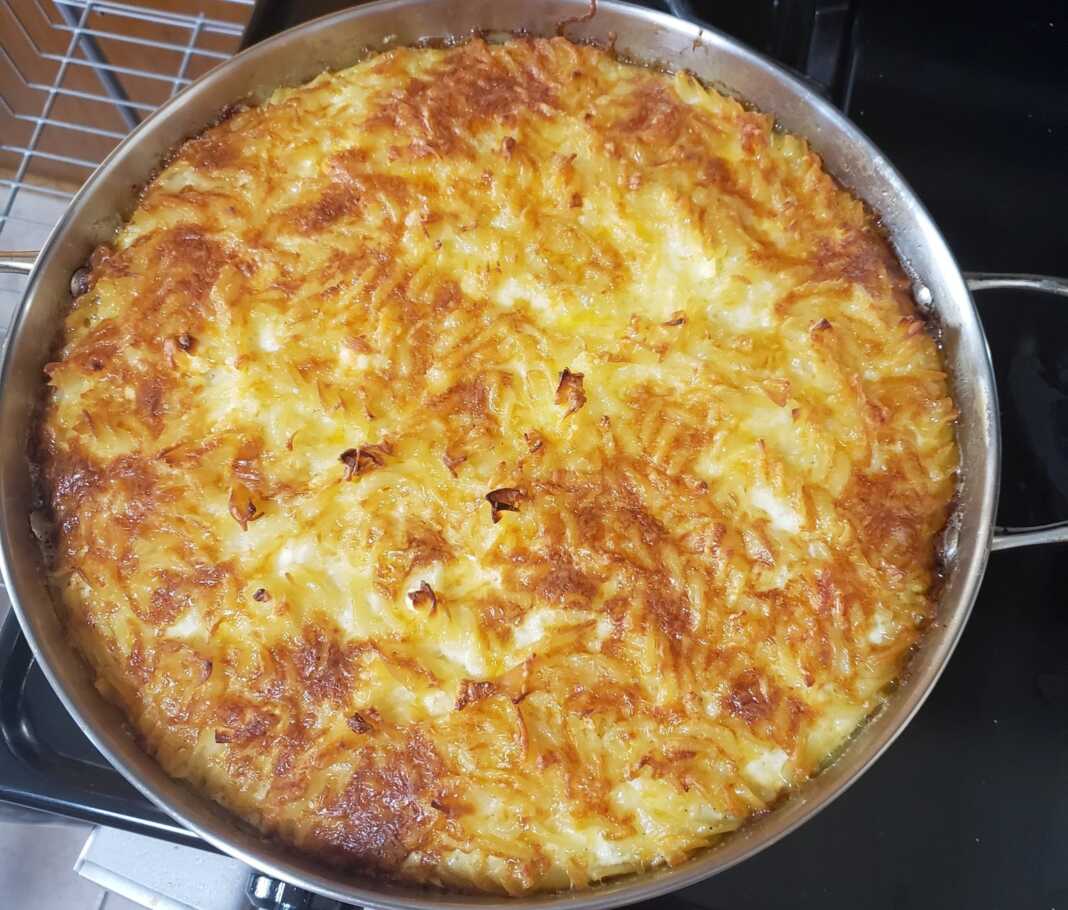 Λαχταριστή μακαρονόπιτα με χρυσαφένια κρούστα και κρεμώδη γέμιση.