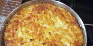 Λαχταριστή μακαρονόπιτα με χρυσαφένια κρούστα και κρεμώδη γέμιση.
