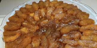 Μηλόπιτα αναποδογυρισμένη σε πιατέλα, με την γυαλιστερή καραμέλα πορτοκαλιού και τα μήλα στην κορυφή.