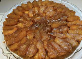 Μηλόπιτα αναποδογυρισμένη σε πιατέλα, με την γυαλιστερή καραμέλα πορτοκαλιού και τα μήλα στην κορυφή.