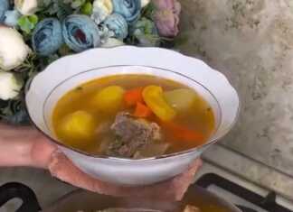 Κρέας μοσχαριού με χοντροκομμένες πατάτες και καρότα σιγοβράζει σε κατσαρόλα.