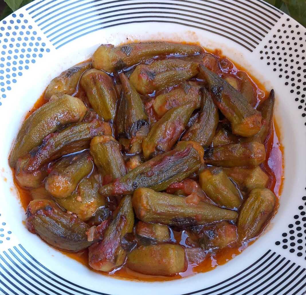 mpamiesstofourno Ταψί με ψητές μπάμιες σε σάλτσα ντομάτας, έτοιμες για σερβίρισμα.