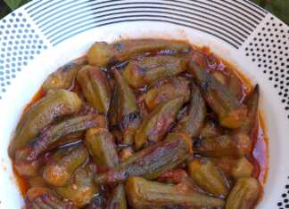 Ταψί με ψητές μπάμιες σε σάλτσα ντομάτας, έτοιμες για σερβίρισμα.