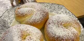 Έξι αφράτα ψωμάκια σφολιάτας, μερικά γεμιστά με κρέμα και μερικά με μαρμελάδα, σε ένα ταψί.