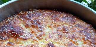 Tυρόπιτα με φύλλο κρούστας – σαν νερομπούρεκο Τυρόπιτα με τσαλακωμένο φύλλο κρούστας και χρυσαφένια επιφάνεια σε ένα ταψί.