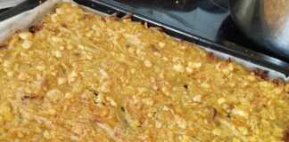 Ένα ταψί με ψημένη κρεμμυδόπιτα, με χρυσαφένια επιφάνεια.