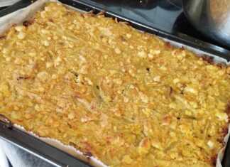 Ένα ταψί με ψημένη κρεμμυδόπιτα, με χρυσαφένια επιφάνεια.