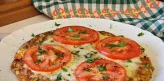 Ομελέτα με τόνο και ντομάτα Ομελέτα με τόνο και ντομάτα σε ένα πιάτο." (Αν υπάρχει όντως φωτογραφία ομελέτας με αυτά τα υλικά)