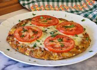 Ομελέτα με τόνο και ντομάτα Ομελέτα με τόνο και ντομάτα σε ένα πιάτο." (Αν υπάρχει όντως φωτογραφία ομελέτας με αυτά τα υλικά)