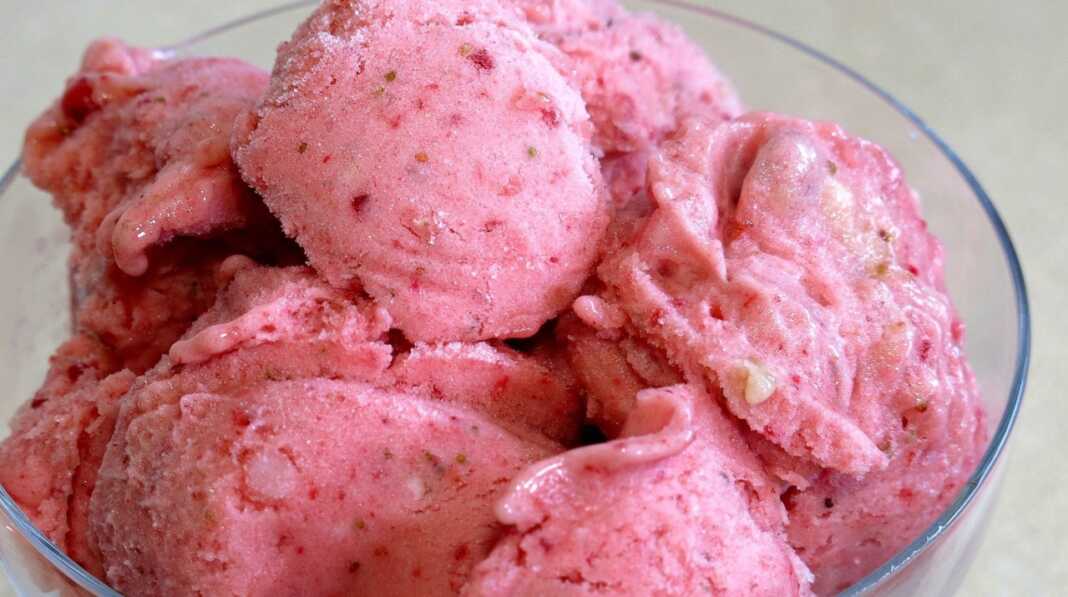 pagoto fraoula Δοχεία με ροζ παγωτό φράουλα στην κατάψυξη.