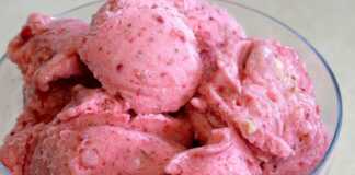 Σπιτικό παγωτό φράουλα…όχι με τα συνηθισμένα υλικά Δοχεία με ροζ παγωτό φράουλα στην κατάψυξη.