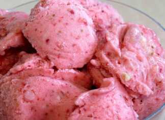 Δοχεία με ροζ παγωτό φράουλα στην κατάψυξη.