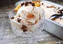 Σπιτικό παγωτό με πραλίνα φουντουκιού σε φόρμα.