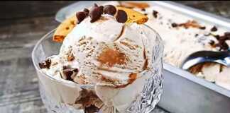 Σπιτικό παγωτό με πραλίνα φουντουκιού σε φόρμα.