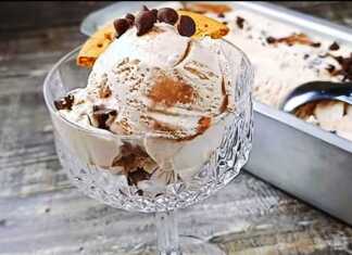 Σπιτικό παγωτό με πραλίνα φουντουκιού σε φόρμα.