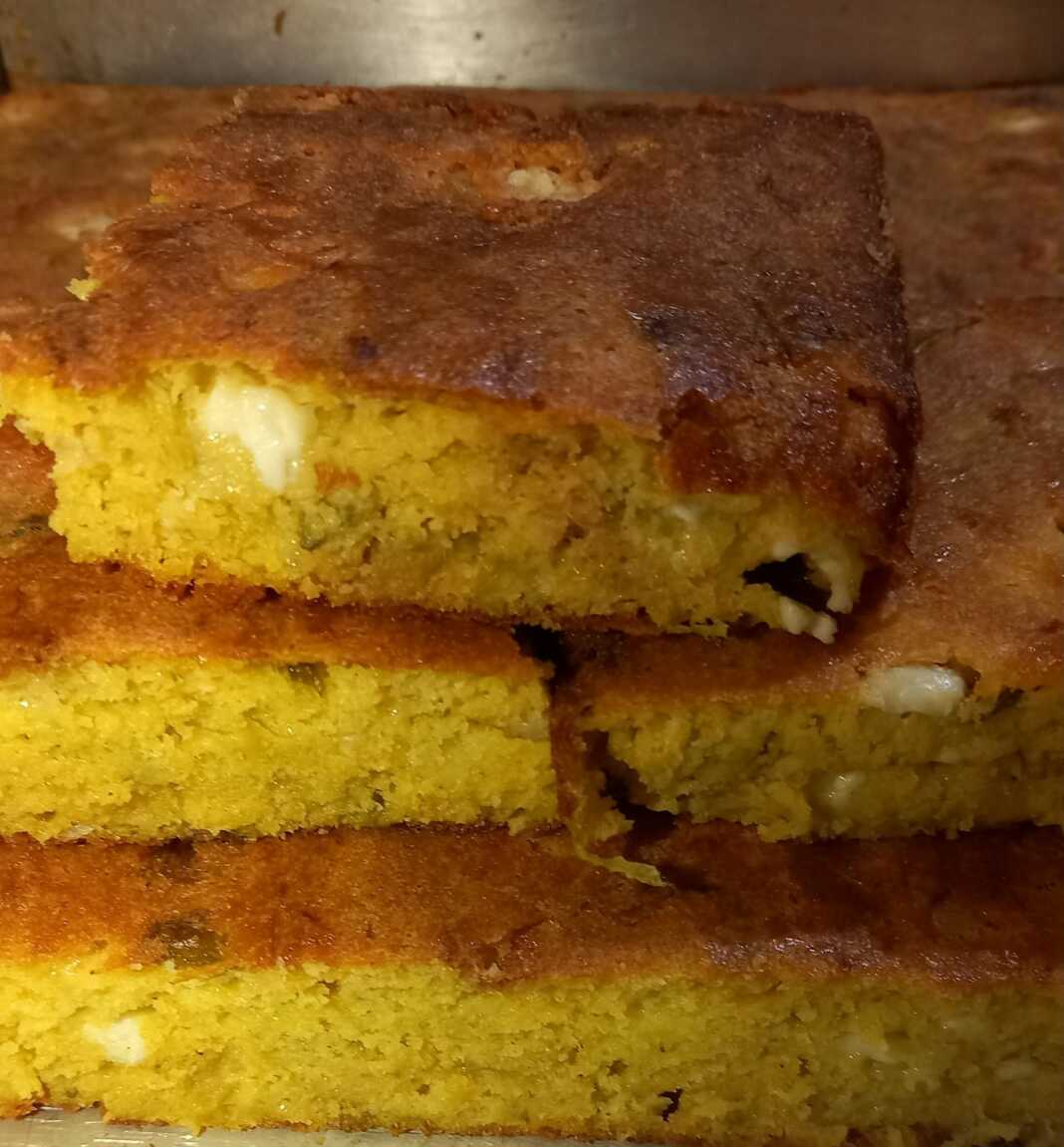 parasopita me alevri kalompokiou Ένα κομμάτι πρασότυρόπιτας με αλεύρι καλαμποκιού σε ένα πιάτο.