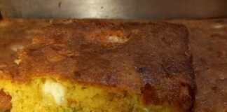 Ένα κομμάτι πρασότυρόπιτας με αλεύρι καλαμποκιού σε ένα πιάτο.