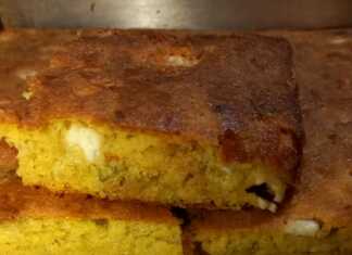 Ένα κομμάτι πρασότυρόπιτας με αλεύρι καλαμποκιού σε ένα πιάτο.