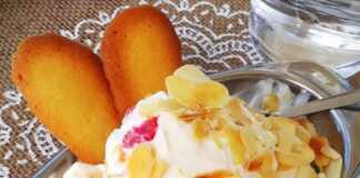 Ένα μεταλλικό μπολ με παρφέ παγωτό πασπαλισμένο με καβουρδισμένο αμύγδαλο.