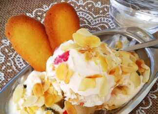 Ένα μεταλλικό μπολ με παρφέ παγωτό πασπαλισμένο με καβουρδισμένο αμύγδαλο.