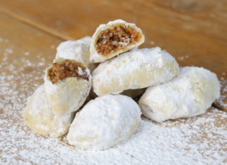 Παραδοσιακά πατούδα Νάξου σε σχήμα μισοφέγγαρου, πασπαλισμένα με άχνη ζάχαρη, γεμισμένα με καρύδια, αμύγδαλα και μέλι.