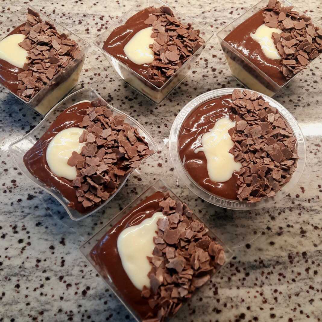 profiterol sto lepto Δύο γλυκά προφιτερόλ σε μπολ, με στρώσεις από κρουασανάκια, λευκή κρέμα και σοκολατένια κρέμα.