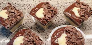 Δύο γλυκά προφιτερόλ σε μπολ, με στρώσεις από κρουασανάκια, λευκή κρέμα και σοκολατένια κρέμα.