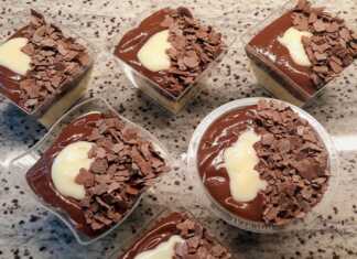 Δύο γλυκά προφιτερόλ σε μπολ, με στρώσεις από κρουασανάκια, λευκή κρέμα και σοκολατένια κρέμα.