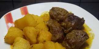 Προβατίνα στη γάστρα με πατάτες, έτοιμη για σερβίρισμα, με ζουμερό κρέας και ψημένες πατάτες.