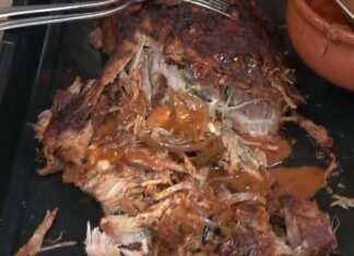 Ένα ζουμερό κομμάτι ψητού χοιρινού λαιμού σε σκούρο καφέ χρώμα, έτοιμο να κοπεί.