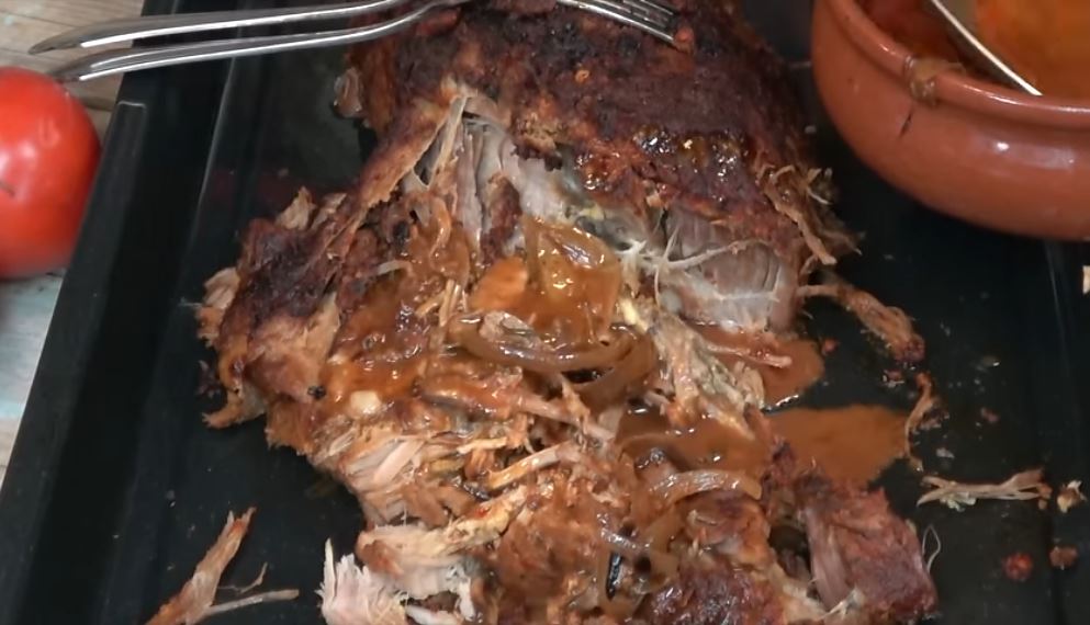 psitoxoirino1 Ένα ζουμερό κομμάτι ψητού χοιρινού λαιμού σε σκούρο καφέ χρώμα, έτοιμο να κοπεί.