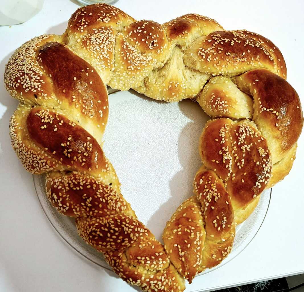 Λαχταριστά ψωμάκια-κουλούρια σε σχήμα καρδιάς πασπαλισμένα με σουσαμι.
