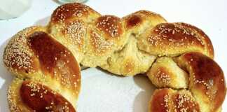 Λαχταριστά ψωμάκια-κουλούρια σε σχήμα καρδιάς πασπαλισμένα με σουσαμι.