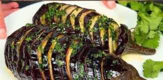 Φέτες μελιτζάνας ψημένες στο φούρνο, περιχυμένες με λάδι και πασπαλισμένες με ψιλοκομμένο μαϊντανό.