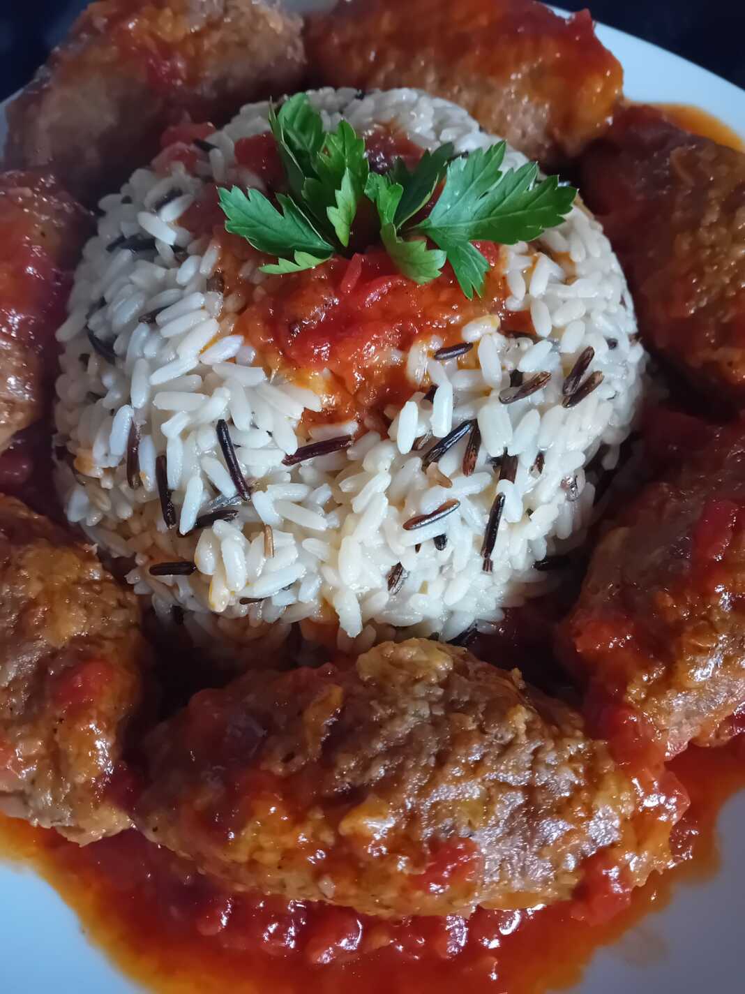 soutzoukakia agrio rizi Πιάτο με ψημένα σουτζουκάκια, άγριο ρύζι και κόκκινη σάλτσα ντομάτας.