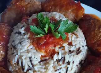 Πιάτο με ψημένα σουτζουκάκια, άγριο ρύζι και κόκκινη σάλτσα ντομάτας.