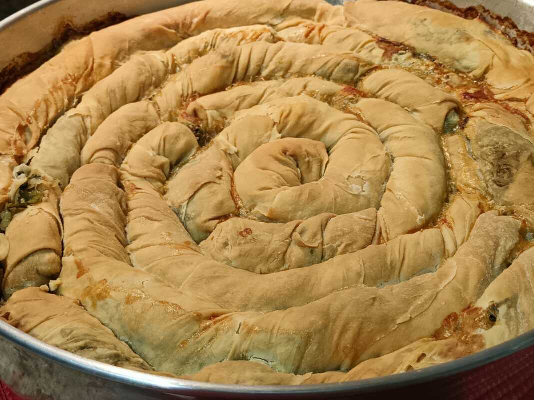 Λαχταριστή, στριφτή σπανακοτυρόπιτα με χρυσαφένια κρούστα.